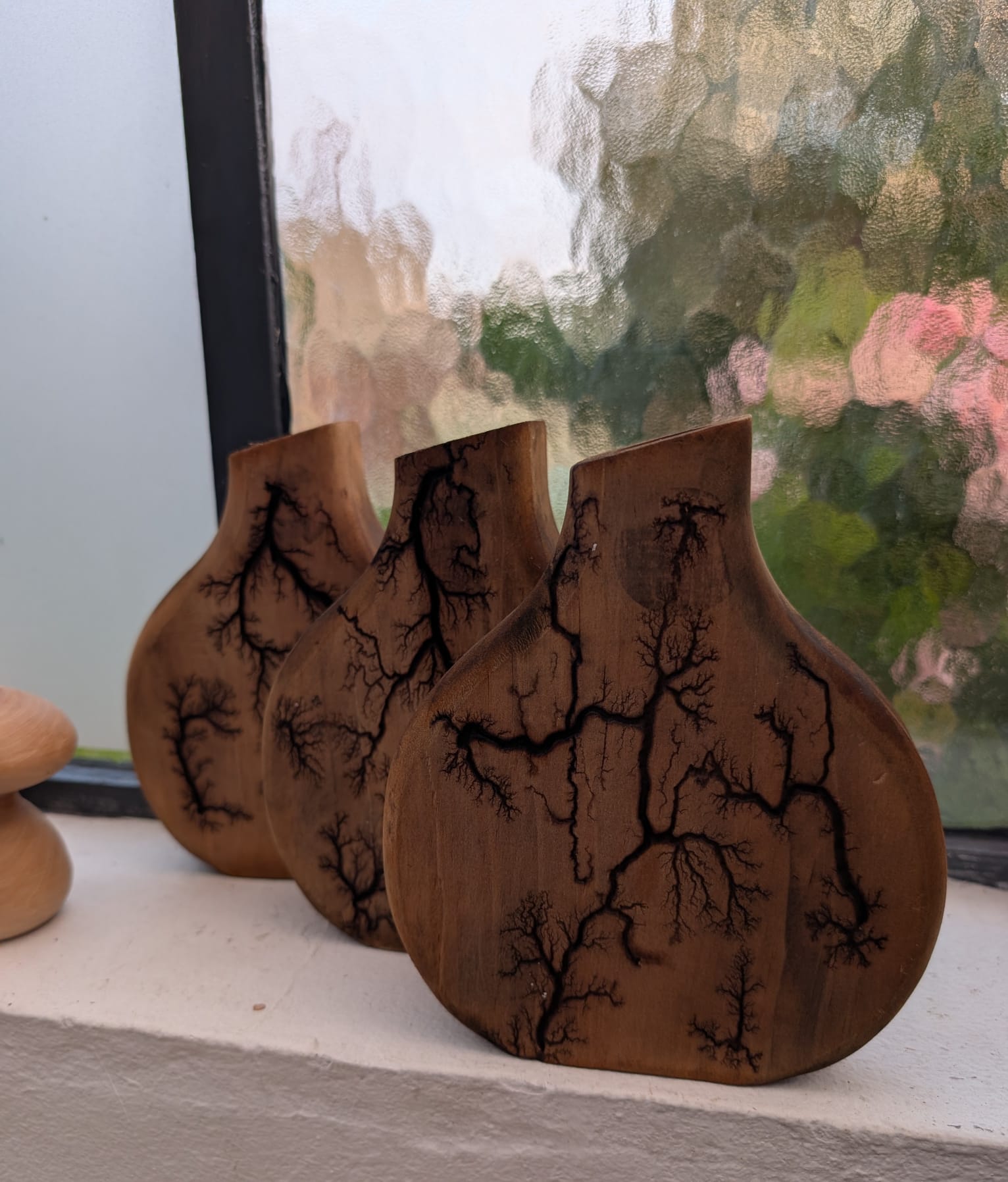 Planches à découper en forme de vase pyrographiées – motifs Lichtenberg gravés au feu
