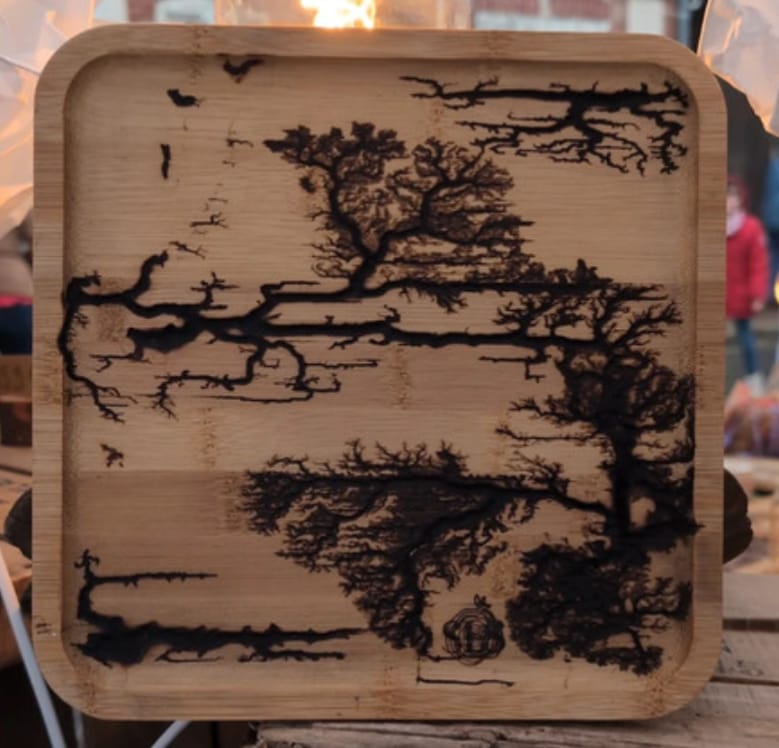 Planche à découper pyrographiée – motif forêt gravé au feu sur bambou massif