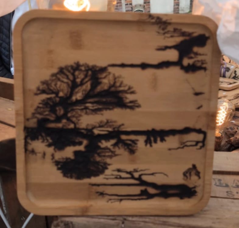 Planche à découper pyrographiée – paysage gravé au feu