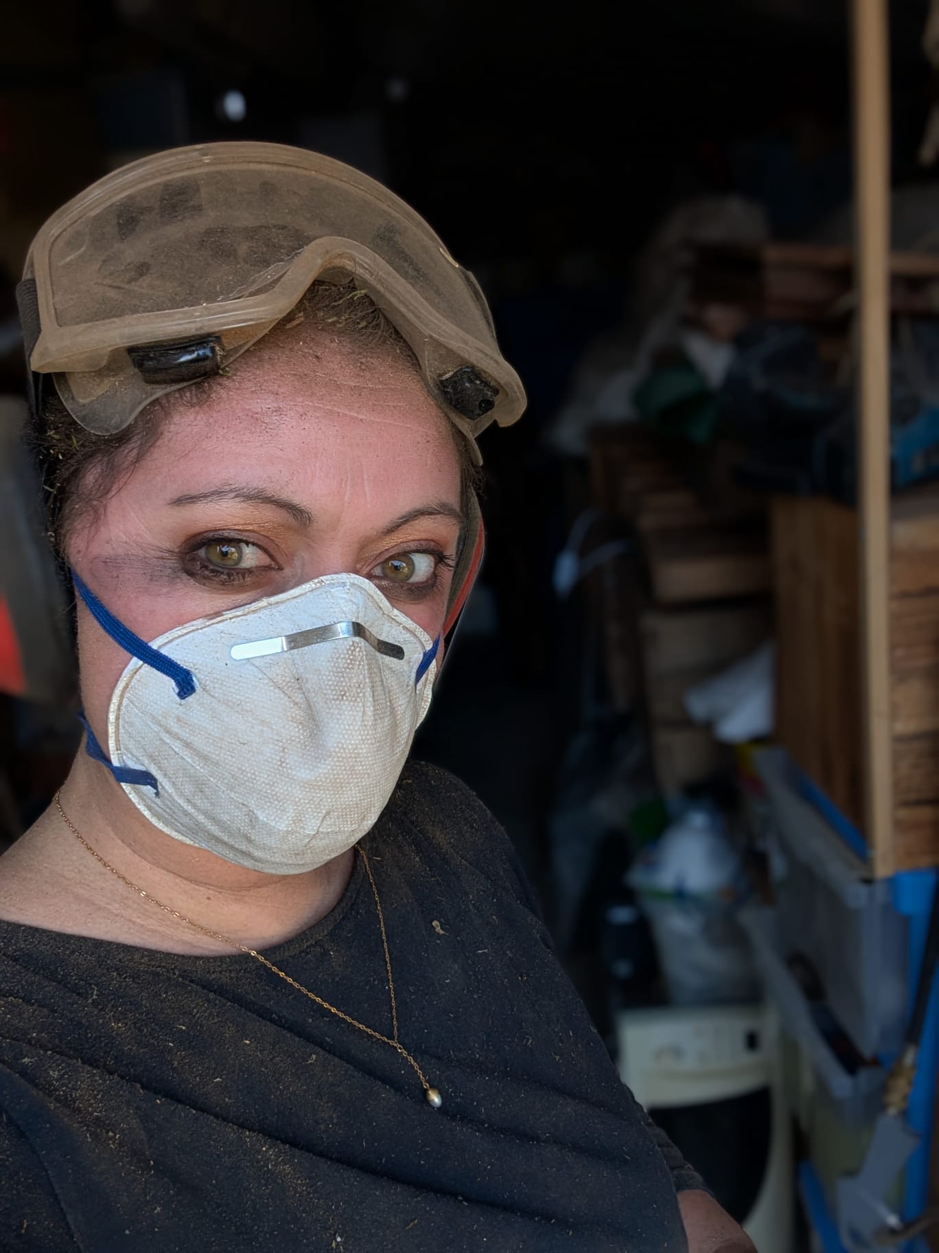 Sarah La Sauvage au travail dans son atelier – masque et lunettes de protection, pyrographie artisanale