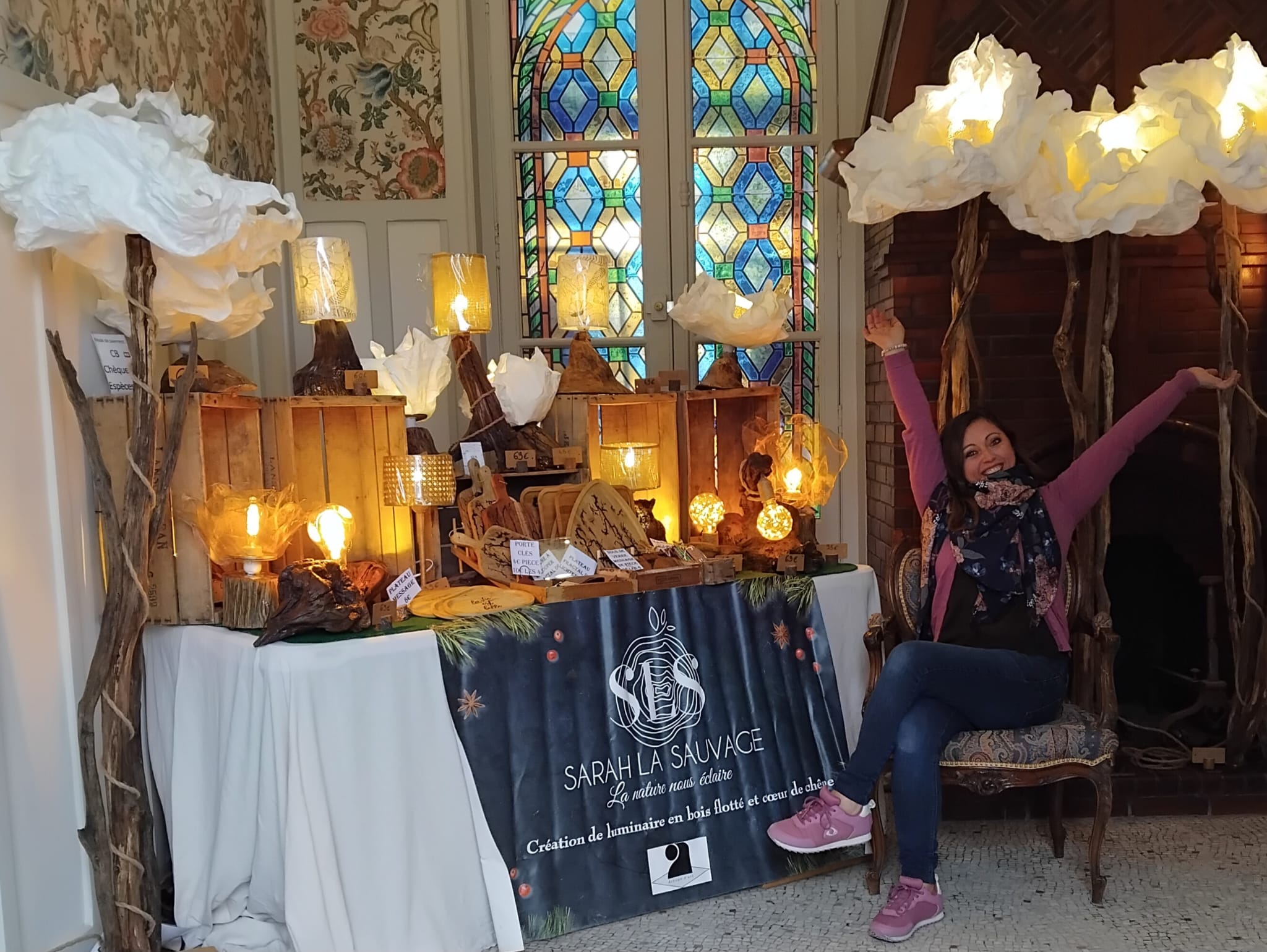 Sarah La Sauvage lors d'un événement artisanal – son stand avec lampes bois flotté et vitraux, octobre 2025