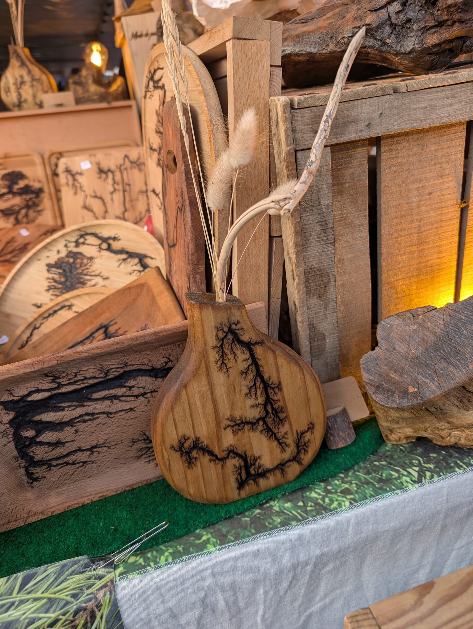 Vase en bois pyrographié avec herbes séchées